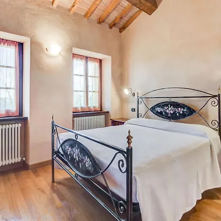 In With Hill Views Urbania