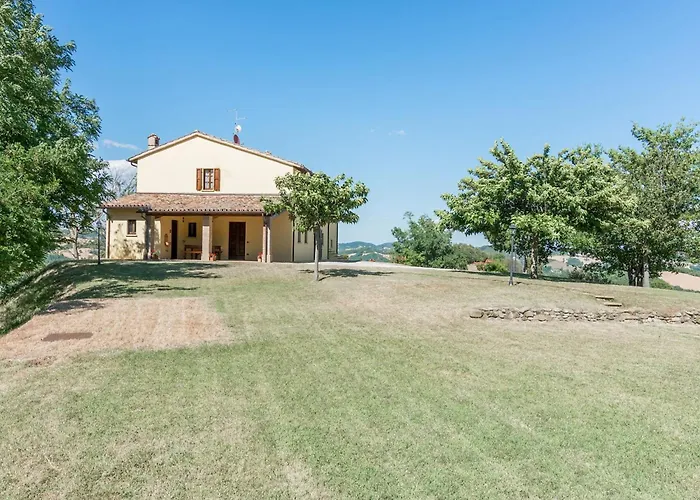 Сasa de vacaciones In With Hill Views