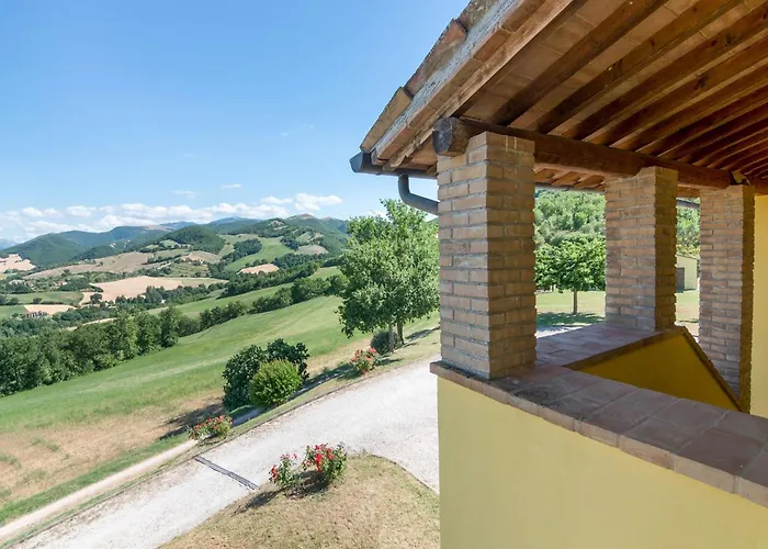 In With Hill Views Urbania