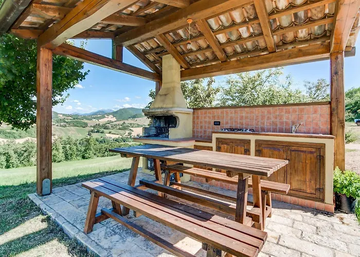 In With Hill Views Urbania